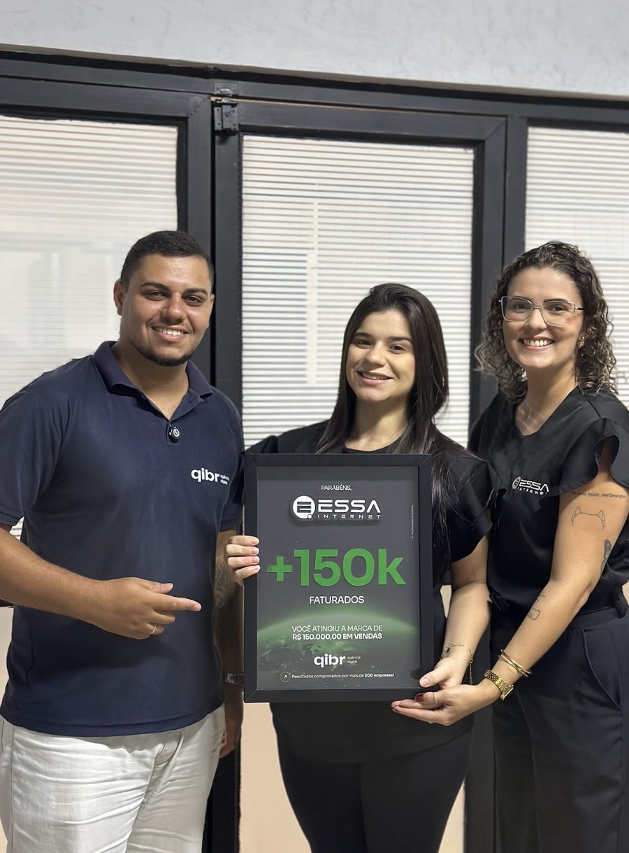 Equipe QIBR entregando placa de resultado para a Essa Internet